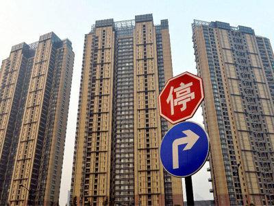 据不完全统计，今年前5个月已有20余地出台租房新规，涉及房源、租金、安全、监管乃至户籍等诸多方面，快来看看有你将去的城市吗？    　　9地保障租赁住房供应  　　日前，58安居客房产研究院发布重点城市租房趋势报告显示：4月份，北京、广州、深圳新增房源量依次环比上涨31.4%、28.9%和45.4%；新一线城市代表如成都、杭州、天津等新增房源量涨幅更高，分别为61.7%、70.3%和56.6%。  　　58安居客房产研究院分院院长张波认为，二线城市出现部分区域房源供给量明显增长等和城市的市场环境有着直接关系。事实上，据中新经纬客户端不完全统计，今年以来，已有9地明确租赁住房建设计划或增加供应措施。    　　其中，济南明确，通过3年试点工作，每年新增租赁住房120万平方米；杭州住保房管局确定2020年筹建完成蓝领公寓1.5万套(间)的目标任务；绍兴计划自2020年起到2024年，建设2.2万套人才租赁住房。  　　此外，长沙、武汉两地政府表态允许将符合条件的非住宅存量房屋改造为租赁住房，深圳住建局就“商改租”有关事项公开征求意见；广州、郑州两地鼓励利用集体、国有或自有土地建设租赁住房，前者给予补贴，后者将相关项目列入地方租赁住房建设计划；合肥还明确，将个人出租自有住房每平方米奖励从12元提高6元至18元。  　　易居研究院智库中心研究总监严跃进指出，2015年、2016年的时候中央和住建部就提出要大力发展租赁市场，到现在差不多已经五年的时间。在这个时间节点上，各地效果如何需要评估，今年也要加快完成发展。  　　严跃进表示，从实际过程看，有些地方积极增加土地供应，有些地方从存量物业的改造、更新等方面予以支持；有些地方明确政策性租赁住房和市场化租赁租房方面可以进行创新。各地手段不同，但都有力地促进了当地的租赁市场。  　　严跃进认为，现在的问题是上面提到的手段都是供应端的，是多主体供应、多渠道保障的导向。接下来的工作是强化租售同权，让更多人去租房子，这就是需求端的内容。供应端和需求端做好，后续的租赁市场才能更好的健康发展。  　　6地新规缓解租房压力  　　58安居客房产研究院发布的《2020一季度租房趋势报告》显示，租金作为租客的重要生活开支，在总收入中占有不小的比重。48.7%受访者表示租房消费占比较高，排在各种生活消费之首。在该报告的受访对象中，有20%的受访者月租金占月收入比重超过30%。  　　针对过高的租金开支，6地从两方面着手出台新规帮租客“排忧解难”。  　　公积金提取方面，4月起，沈阳提高租赁住房提取限额。其中，房屋坐落地址在沈阳市区的，限额由1200元/月提高至1400元/月；4月起，济南提高职工个人租赁商品房提取定额，从9600元提高到12000元；5月7日，东莞宣布将租住本市住房提取比例上限提高至70%、额度上限提高至1800元/月。  　　济南住房公积金中心工作人员表示，提高商品房租赁提取额度，有助于发展济南市租赁住房市场，缴纳公积金的双职工家庭平均每月可提取2000元，在相当程度上改善家庭居住条件。  　　在租房补贴方面，南京明确，符合申领条件的博士、硕士、学士按每人每月2000元、800元、600元享受最长36个月的住房租赁补贴；广州番禺区表示，对符合相关条件的高层次人才提供最高50万元(税前)的购房补贴或给予所租房屋的50%租金补贴；青岛指出，推进城镇住房保障家庭租赁补贴工作，将2人户、3人户保障面积标准在原基础上各上调15平方米。  　　青岛住建局认为，推进住房租赁补贴保障工作，是健全 “多主体供给、多渠道保障、租购并举”住房制度的具体举措。各级有关部门要以保障城镇住房困难家庭的基本住房需求为立足点，以解决新市民的住房困难为出发点，进一步拓宽保障范围，加大保障力度。  　　7地新规关注租房安全  　　除了房源和租金，租房安全也是不少地方政府关注的重点。  　　以珠海、济南为代表的地方政府较为关注房屋本身的质量安全，两地先后出台出租屋管理办法征求意见稿。其中，珠海拟规定出租住房不得分隔搭建后出租，厨房、阳台、卫生间等不得出租供人员居住；济南拟规定不得改变原有房屋的空间布局结构，不得按床位出租等。  　　另一些地方政府则更为关注租赁机构安全，如湖南、河北为规范省住房租赁市场行为，引导住房租赁双方使用规范化的租赁合同，促进住房租赁市场持续健康发展，启用全省统一《住房租赁合同》示范文本；  　　再如南京为保护租赁当事人的合法权益，规范住房租赁经营行为，要求市内所有的住房租赁机构建立租金托管制度，且需在商业银行设立唯一的租金专用账户，专户信息应在南京网上房地产网站公布。  　　无独有偶，4月初西安也就《住房租赁资金监督管理实施意见》公开征求意见，该市拟规定“托管式”租赁企业在开展业务前需与商业银行签订《住房租赁资金监管协议书》，并在监管银行开立存量住房租赁交易资金监管专用账户。  　　不过，最为严苛的当属合肥，该市拟对住房租赁企业进行信用考评，分别为五星、四星、三星、二星、一星、无星。其中，一星级企业为信用警告对象，无星级企业为失信惩戒对象，列入失信黑名单，实施联合惩戒。  　　对此，合肥市住房租赁协会秘书长伍艳表示，主管部门推出信用评级考核办法，主要是对合规经营的企业提供鼓励和促进，对违规经营的企业进行打击和披露，同时为合肥新市民在选择合规靠谱的住房租赁企业方面，提供明确和明示化的标准和规范。  　　还值得一提的是，4月22日，广东省住房和城乡建设厅与人民银行广州分行签订《合作备忘录》，首次将公租房违规行为，包括违规享受公租房、违规申请租赁补贴等纳入人民银行征信系统。  　　此外，6月1日起，济南全面取消落户城镇条件限制，提供人才、院校学生、居住、就业、投靠等六种落户途径。严跃进分析称，“居住途径落户”提到了租房落户，这有望成为今年济南租赁市场发展的一个突破口，租赁市场需求将会增加。  　　来源：中新经纬